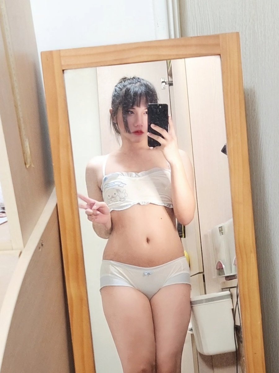 p20a20's tweet photo. 很抱歉消失半年了🫣，自從搬回家不能女裝之後，真的沒甚麼動力拍照，難得終於擠出一張照片🥹
#男の娘 #女装男子 #女裝男子 #偽娘 #CD #시디 #伪娘 #crossdresser #ladyboy #femboy #shemale #sissy #newhalf https://t.co/1Cg8SZTc4c