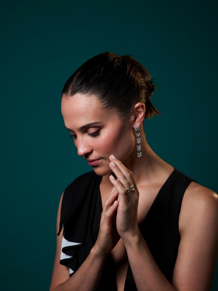 🎥 This year’s Golden Eye Award recipient, Alicia Vikander, beautifully captured at #ZFF2024 by photographer Kostas Maros.

#AliciaVikander #GoldenEyeAward #ZurichFilmFestival