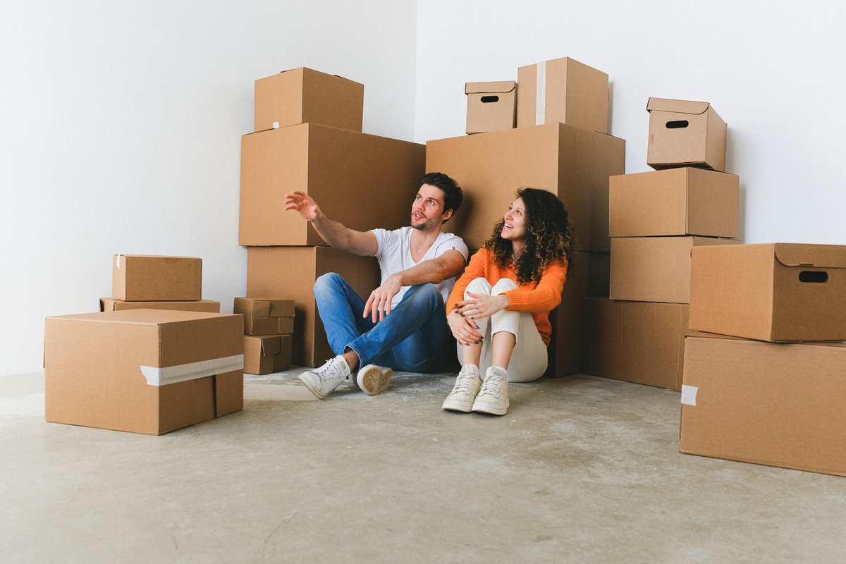 ManandV4n's tweet image. 😂 Moving Day: Expectation vs. Reality!

Expectation: Perfectly packed and smooth sailing.
Reality: Boxes everywhere and last-minute chaos!

With Man + Van, we’ve got your back for all the “real” moments. Book today! 

#MovingReality #ManAndVan #MidweekLaugh