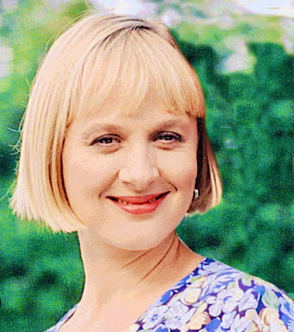 TvHeartbeat's tweet photo. First broadcast 30 years ago today! Series 4, episode ‘Bad Blood’. Kate is back home and as busy as ever focussing on the #Aidensfield practice. She’s looking lovely here in this snap taken from recording the episode.
#Heartbeat #Heartbeat30Years
#NiamhCusack #KateRowan 🩵 https://t.co/u5MUJ47EH3