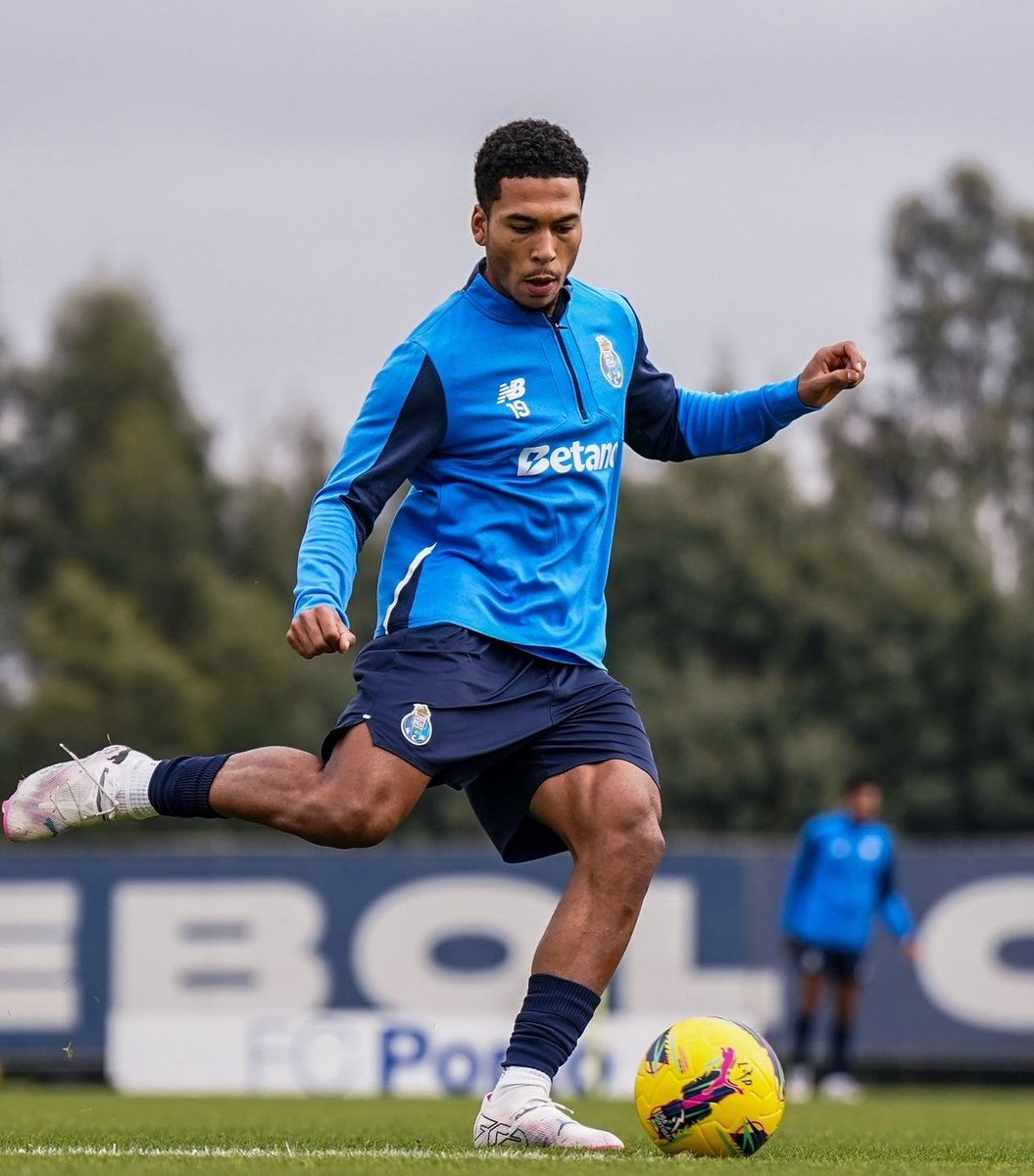 AllezLesLions's tweet photo. 🔵 Pendant ce temps, Danny Namaso répète ses gammes avec le FC Porto… 💪🏽🇨🇲🏴󠁧󠁢󠁥󠁮󠁧󠁿 https://t.co/MSaAhjCJeS