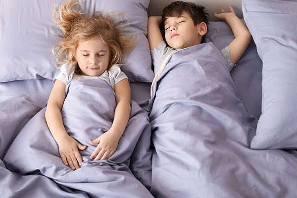 La melatonina para niños: ¡Lo que los padres deben saber! elblogdetubebe.com/la-melatonina-… #melatonina #niños