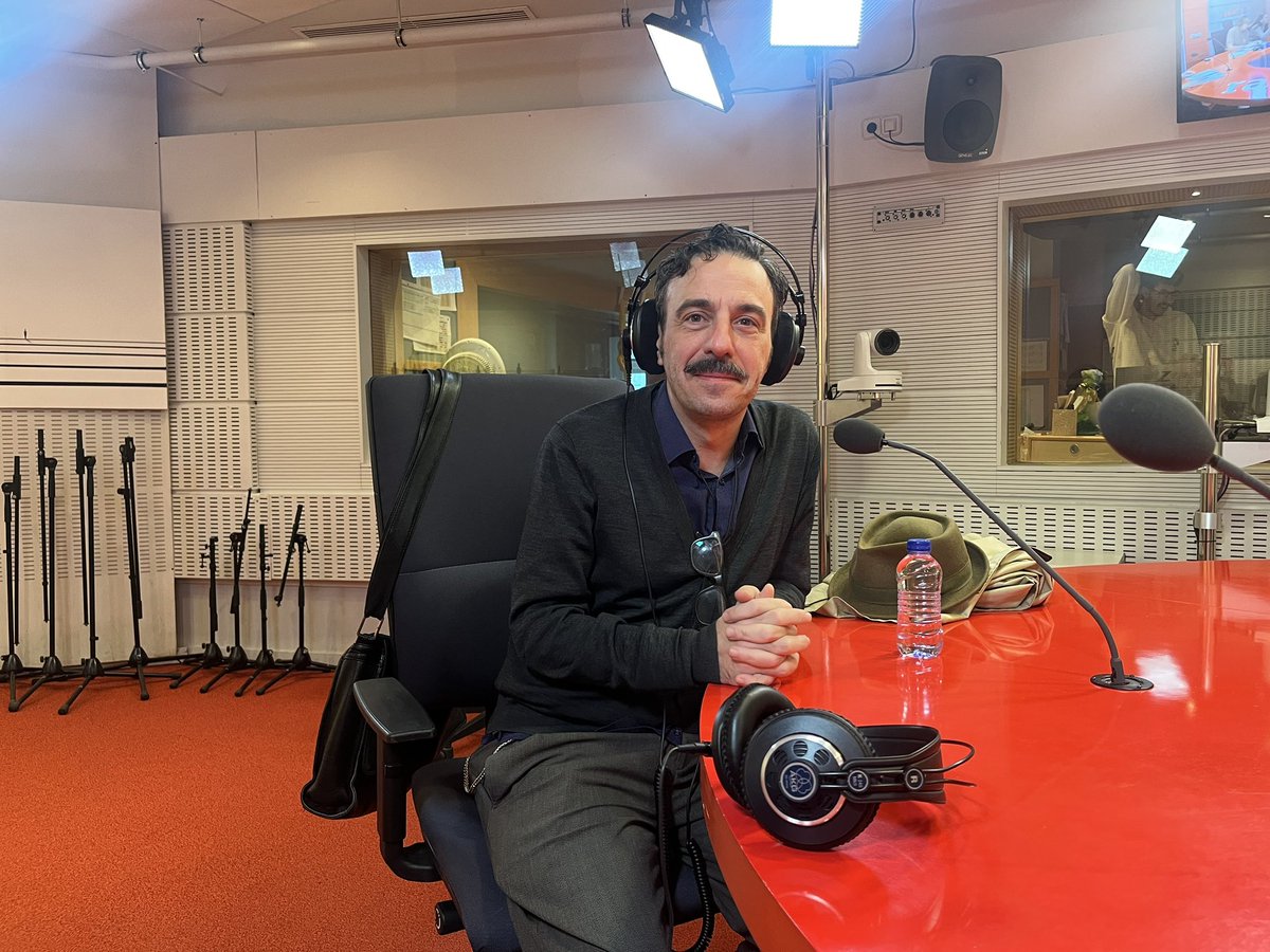 HET_Radio3's tweet photo. En Cultura Rápida tenemos invitado. @darioadanti que hoy estrena y protagoniza ‘Chistes contra Franco’ en el @teatrobarrio 🎭 https://t.co/IGJZeRP6EY
