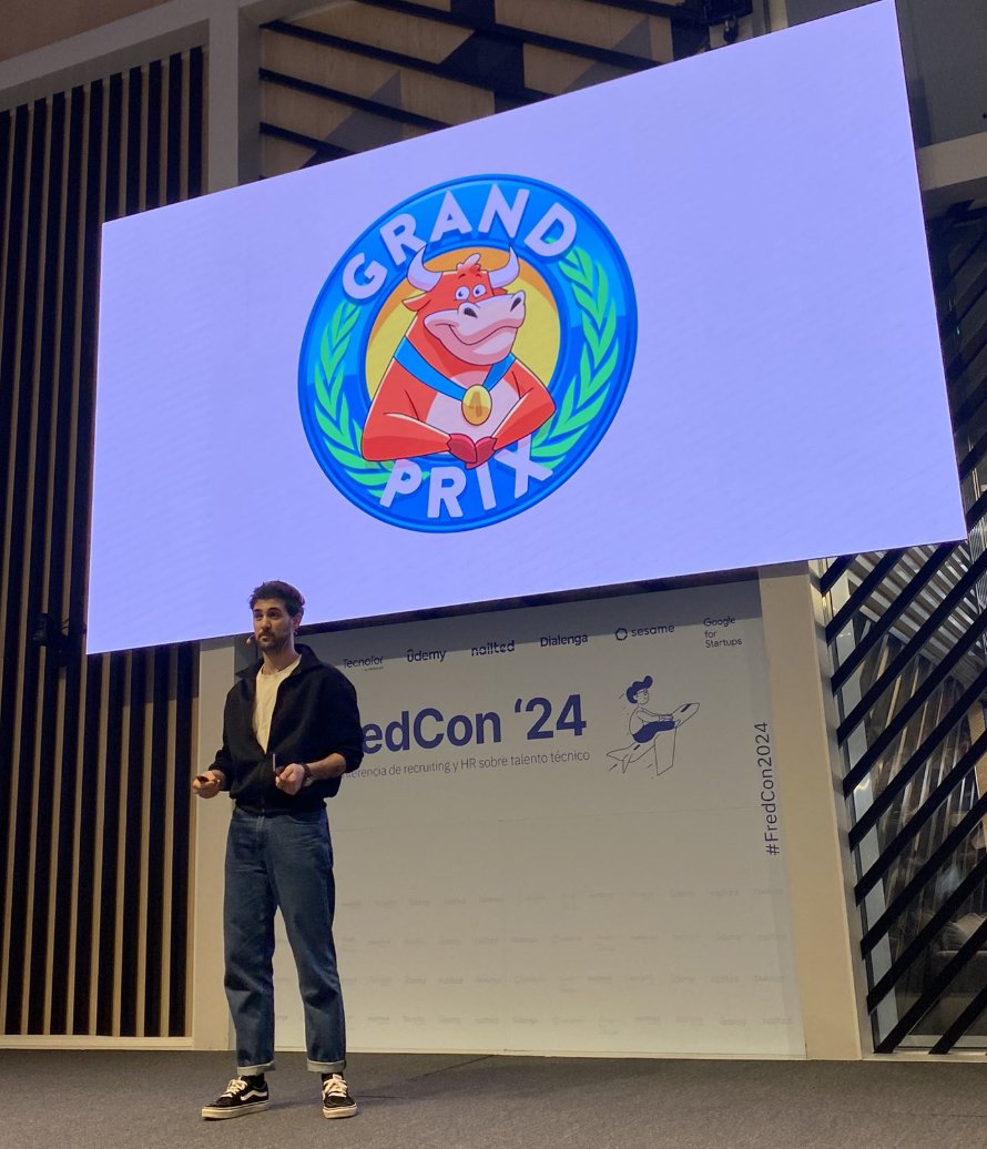 getmanfred's tweet photo. La #fredcon24 ha empezado con @borjaperfra de @getmanfred anunciando que la dinámica de hoy va a ser la del @GrandPrix_tve, con vaquilla y troncos locos.
Al decir que era broma, la mitad del público se ha ido.
Han vuelto porque les interesa el recruiting, pero por los pelos. https://t.co/WIWXDVbMBf