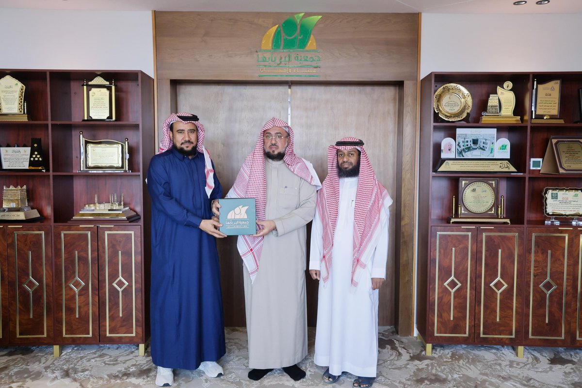 BirAbha's tweet photo. استقبل فضيلة أمين عام جمعية البر بأبها الشيخ محمد بن سعيد بن فحاس صباح الأربعاء 18 جمادى الأولى 1446هـ المدير التنفيذي لجمعية طموح لرعاية الأيتام بشرورة الأستاذ مبارك بن مبروك البريكي ومرافقيه وجرى خلال اللقاء عرض ما تقدمه جمعية "طموح" من برامج وأنشطة تخص الأيتام ورغبتها بالاستفادة من خبرات "بر أبها" الواسعة وسبل التعاون المشترك فيما يخدم هذا العمل الاجتماعي، وكذلك تدريب عدداً من موظفي جمعية "طموح" لدى "بر أبها" في شتى المجالات بما يحقق نمو وتطور أعمال الجمعية .
الجدير بالذكر أن جمعية البر بأبها أسست لخدمة المنطقة الجنوبية كافة بمسمى جمعية البر بالجنوب .
#جمعية_البر_بأبها
#ابها