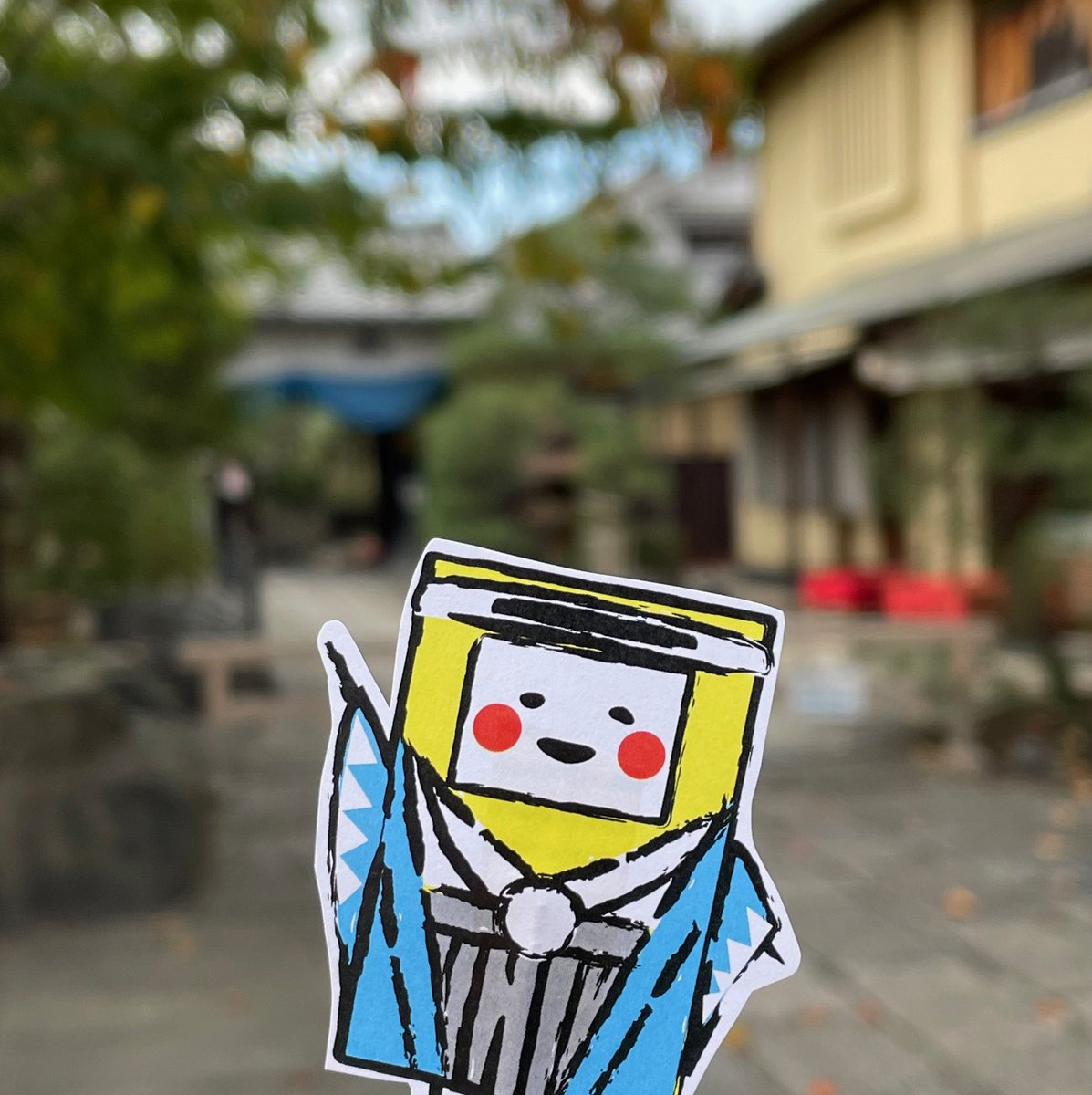 etokomap's tweet photo. せっかくなので外へ連れていくことにしました。まずは編集部のご近所・壬生エリアの八木邸前へ、志願しても隊士になれそうにない新選組隊士風とこマップくん。お隣の京都鶴屋「鶴寿庵」さんからは焼菓子のような甘い香りがしていました。鶏卵せんべいを焼いていたのでしょうか。 https://t.co/gFzejBRkvj