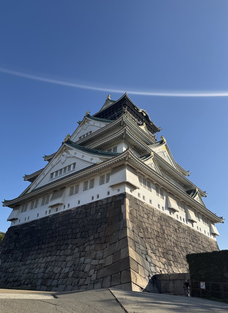Desumond1's tweet photo. 大阪城はとても壮大で落ち着いた場所だよ。初めて日本に来るなら、ぜひおすすめ！ https://t.co/M4e1IoK07A