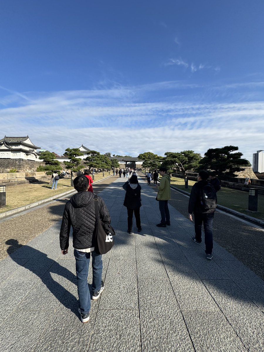 Desumond1's tweet photo. 大阪城はとても壮大で落ち着いた場所だよ。初めて日本に来るなら、ぜひおすすめ！ https://t.co/M4e1IoK07A