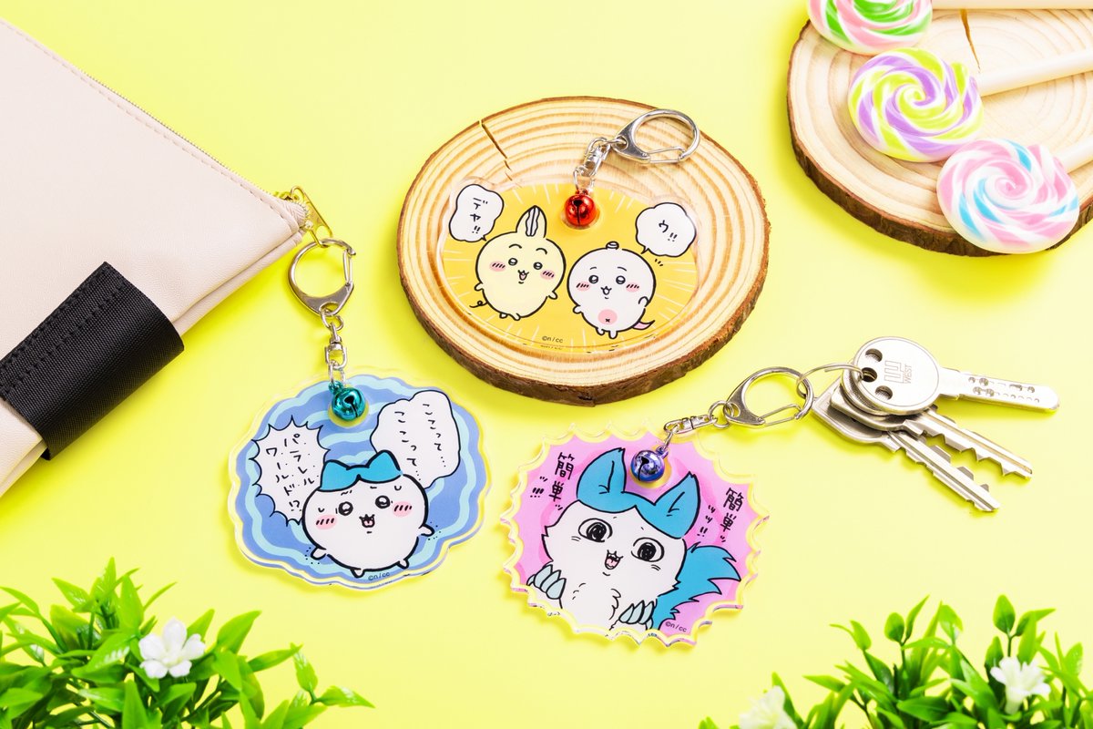 ちいかわ　パラレルワールド！？ ステッカー、缶バッジ、アクリルキーホルダー 11月22日 新商品／ 『パラレルワールド!? 鈴付きアクリルキーホルダー