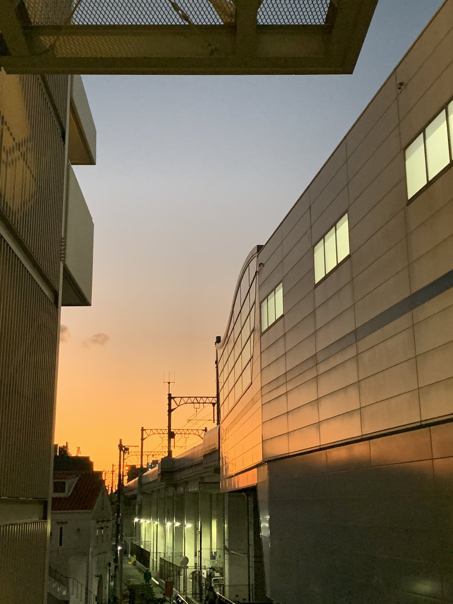 nilquebe's tweet photo. 所用でニルキュー【閉店してます】に来ております

ほわー🧡😍💙
夕焼けにくぎ付け👀 https://t.co/Pmq0cKtjDt
