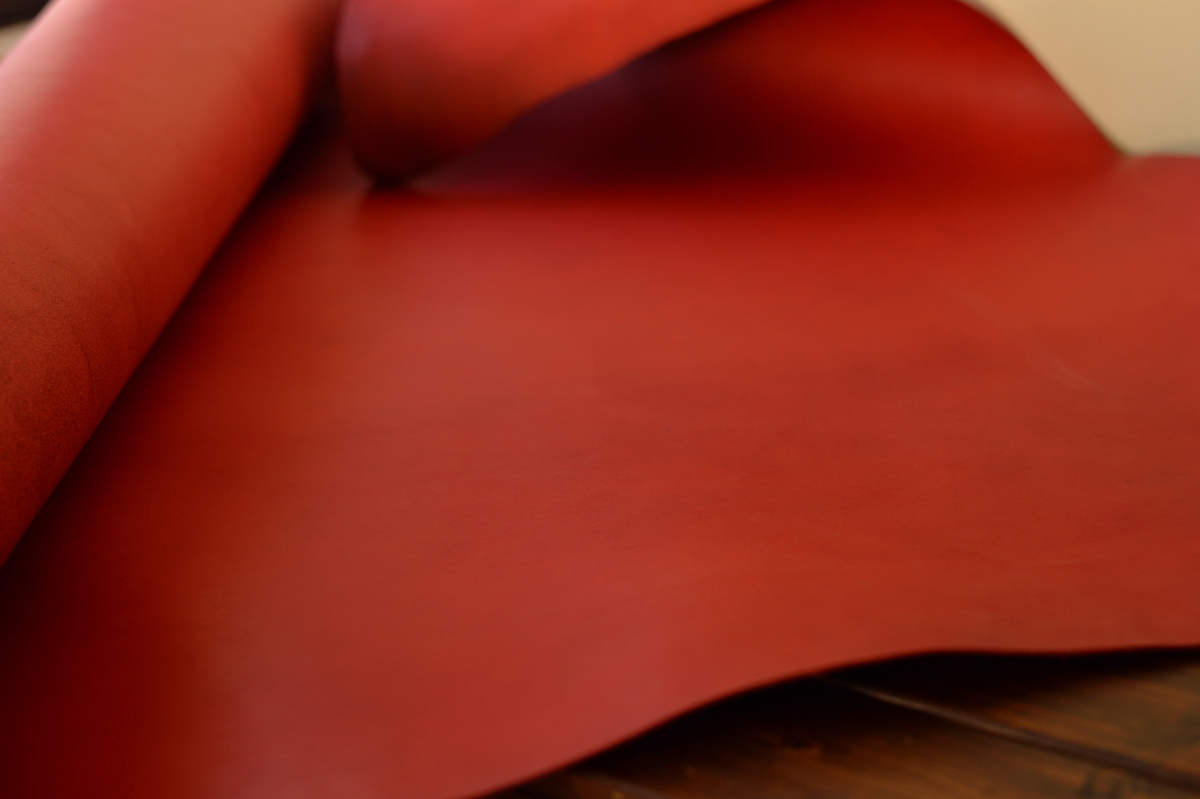 これまで目にした中で一番好きな赤。
ワイン、ボルドー系の色も好きなのですが、私にとって違いは小さくそして大きいのです。
深紅と呼ぶに相応しいこの革でダレスバッグを仕立てます。
時期的にクリスマスを狙っていた訳ではなく、以前からのスケジュールがずれ込んでしまったのです😅