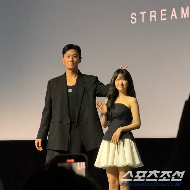 KDramaHandle's tweet image. #JuJiHoon #ParkBoYoung writer #KangFull and director #KimHeeWon at Disney+ drama #LightShop press conference in Singapore.

Release on December 4. #BaeSungWoo #UhmTaeGoo #KimSeolHyun #LeeJungEun #KimMinHa #ShinEunSoo