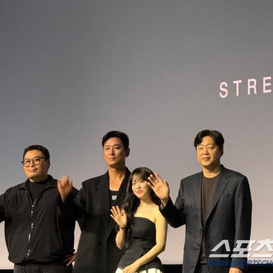 KDramaHandle's tweet image. #JuJiHoon #ParkBoYoung writer #KangFull and director #KimHeeWon at Disney+ drama #LightShop press conference in Singapore.

Release on December 4. #BaeSungWoo #UhmTaeGoo #KimSeolHyun #LeeJungEun #KimMinHa #ShinEunSoo