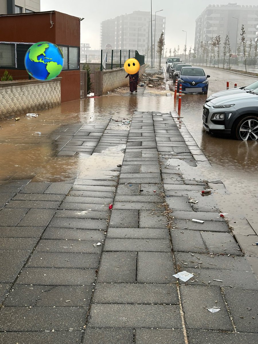 #Gaziantep’e yine yağmur yağdı, vatandaşlar rezil oldu. AKP’li Gaziantep Büyükşehir Belediyesi ise romantik romantik sonbahar fotoğrafları yayınlıyor. 🤦‍♂️