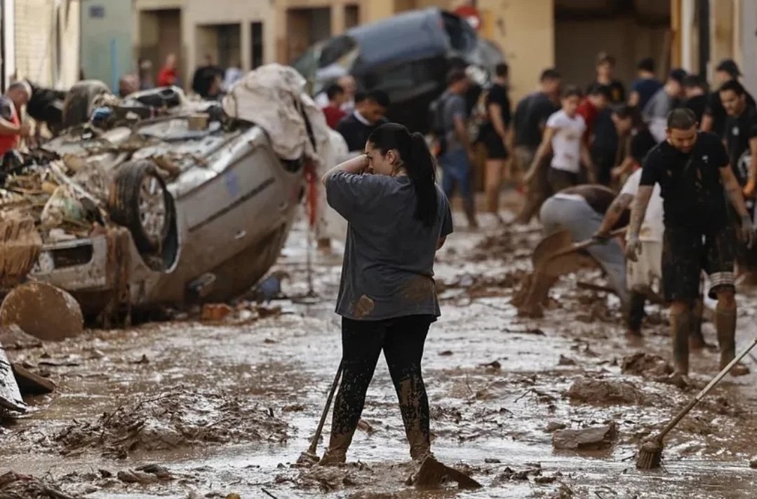 Han pasado tres semanas desde la noche más horrible. La #riada arrasó muchos pueblos y ciudades de Valencia. La recuperación se hace muy difícil para quien lo ha perdido todo. No vamos a olvidarnos de nuestra gente. Necesitan toda nuestra ayuda. Que no caiga en el olvido.