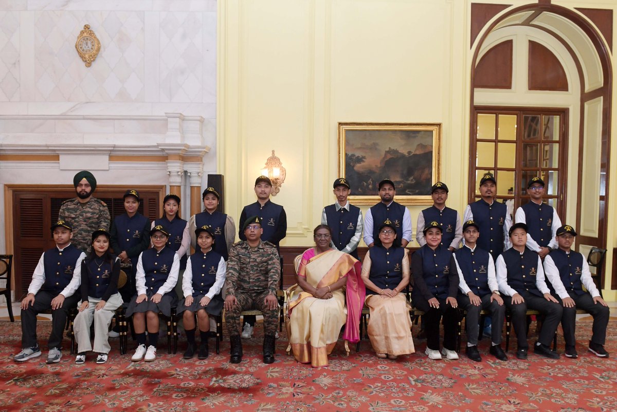 rashtrapatibhvn's tweet photo. President Droupadi Murmu meets a group of students from Assam and Arunachal Pradesh. The group visited Rashtrapati Bhavan as part of National Integration Tour. https://t.co/PxVpnOBgQ5