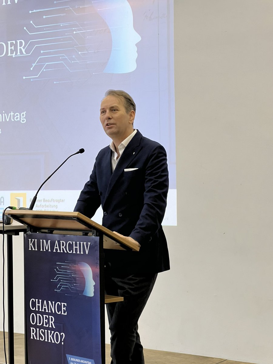 Peer Mock-Stürmer, der Vorsitzende des Kulturausschusses des Berliner Abgeordnetenhauses, begrüßt beim #berlinerarchivtag