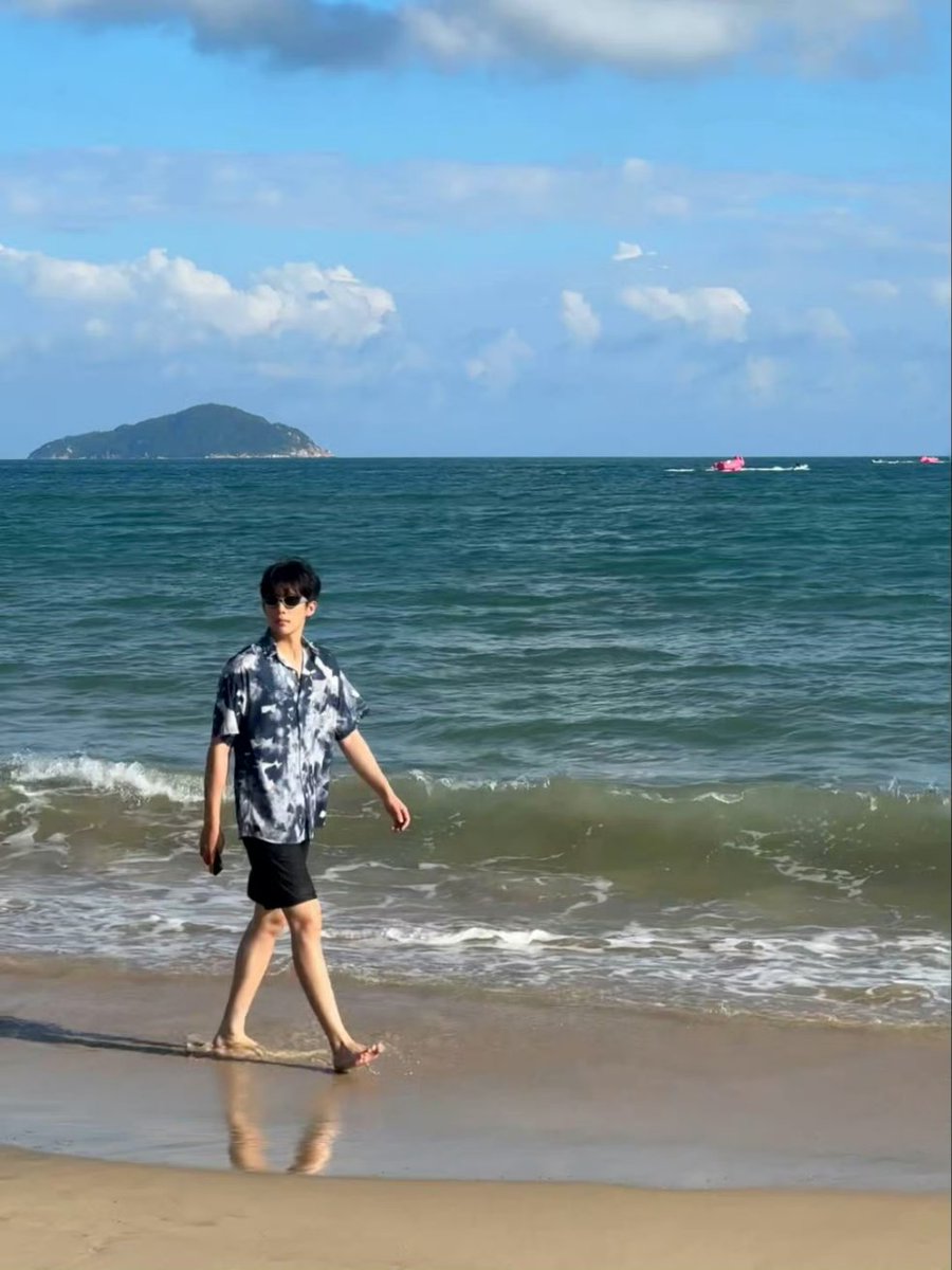 Bedtime_Story88's tweet photo. สตูดิโออัพเดทรูปหล่อๆขณะที่ถ่ายทำรายการอยู่ที่ซานย่ามาให้ชมกันงับ หล่อมั้กกก #หวังอันอวี่ #Wanganyu #王安宇 #NaturalHigh2 https://t.co/svhN9JFC3N