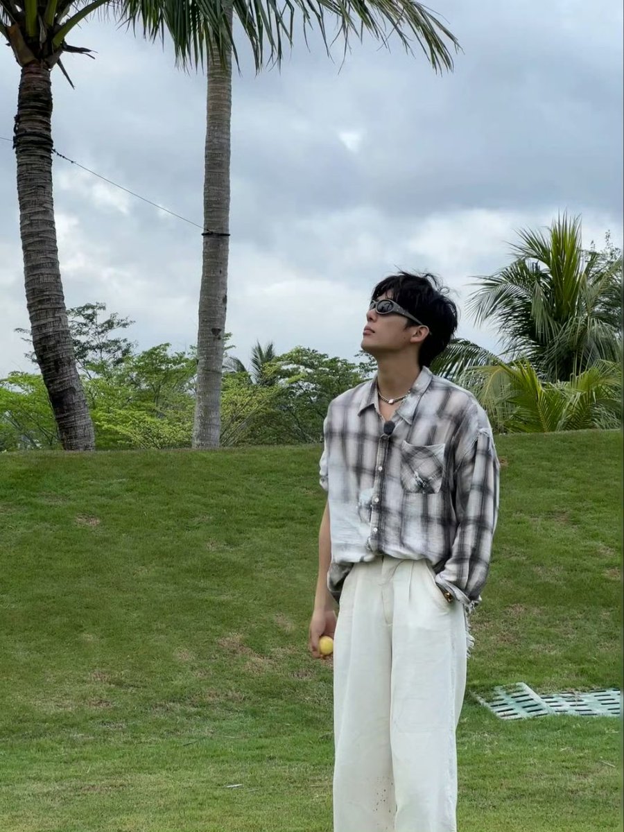 Bedtime_Story88's tweet photo. สตูดิโออัพเดทรูปหล่อๆขณะที่ถ่ายทำรายการอยู่ที่ซานย่ามาให้ชมกันงับ หล่อมั้กกก #หวังอันอวี่ #Wanganyu #王安宇 #NaturalHigh2 https://t.co/svhN9JFC3N