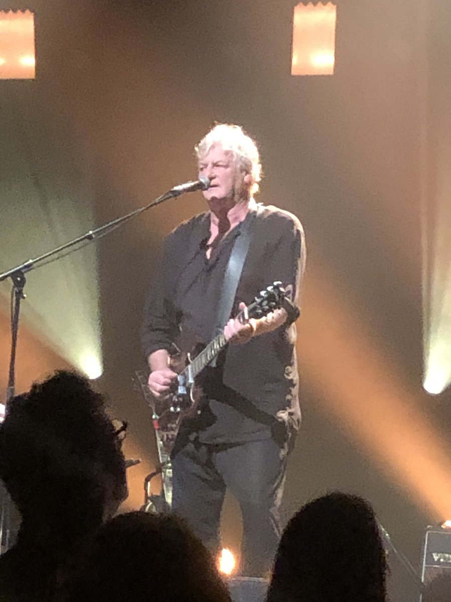 wladeck's tweet photo. Salle comble à Nantes hier soir pour un merveilleux concert de #RodolpheBurger + #MehdiHaaddab + #SofianeSaidi avec une superbe version fleuve du Dédain pour finir 🥰 (poke @poetry_weekend) https://t.co/BVYkUD66xd