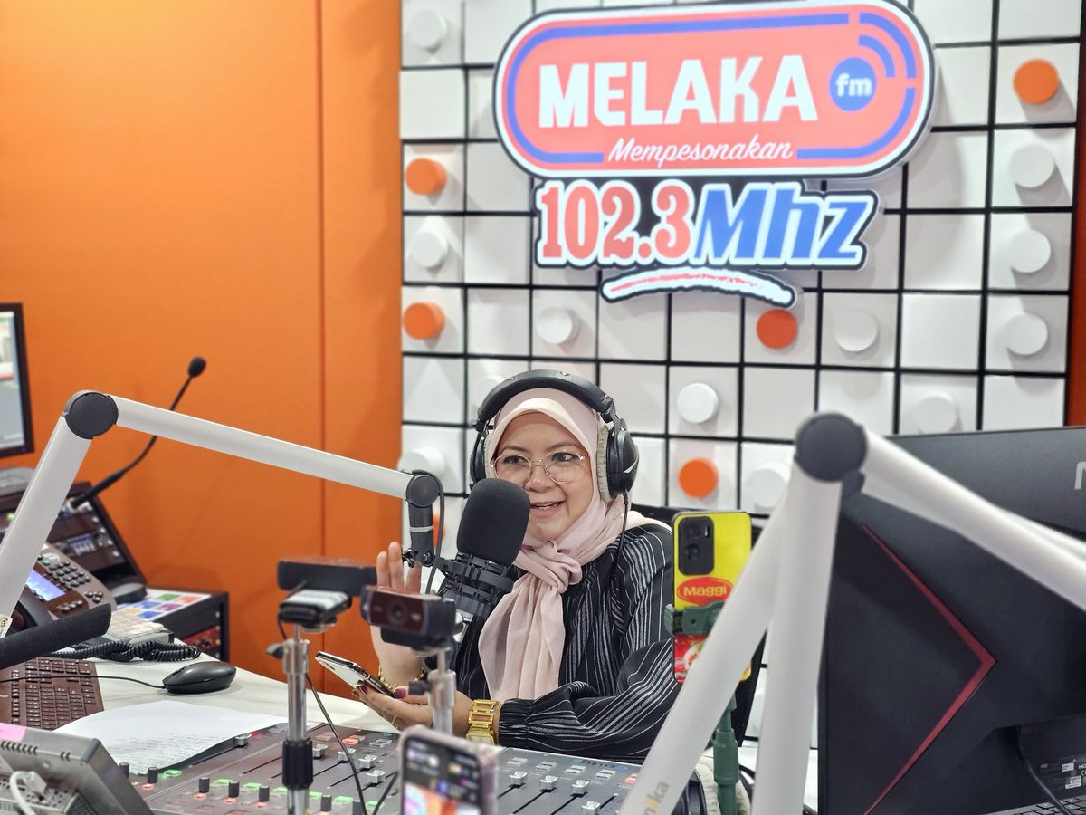 Pengarah Kerja Raya Melaka Tuan Ir. Hj. Mohamad Salzeli bin Moktar hadir di Konti MELAKAfm bersama DJ Mala dalam slot "Kokonut Shake Dulu".