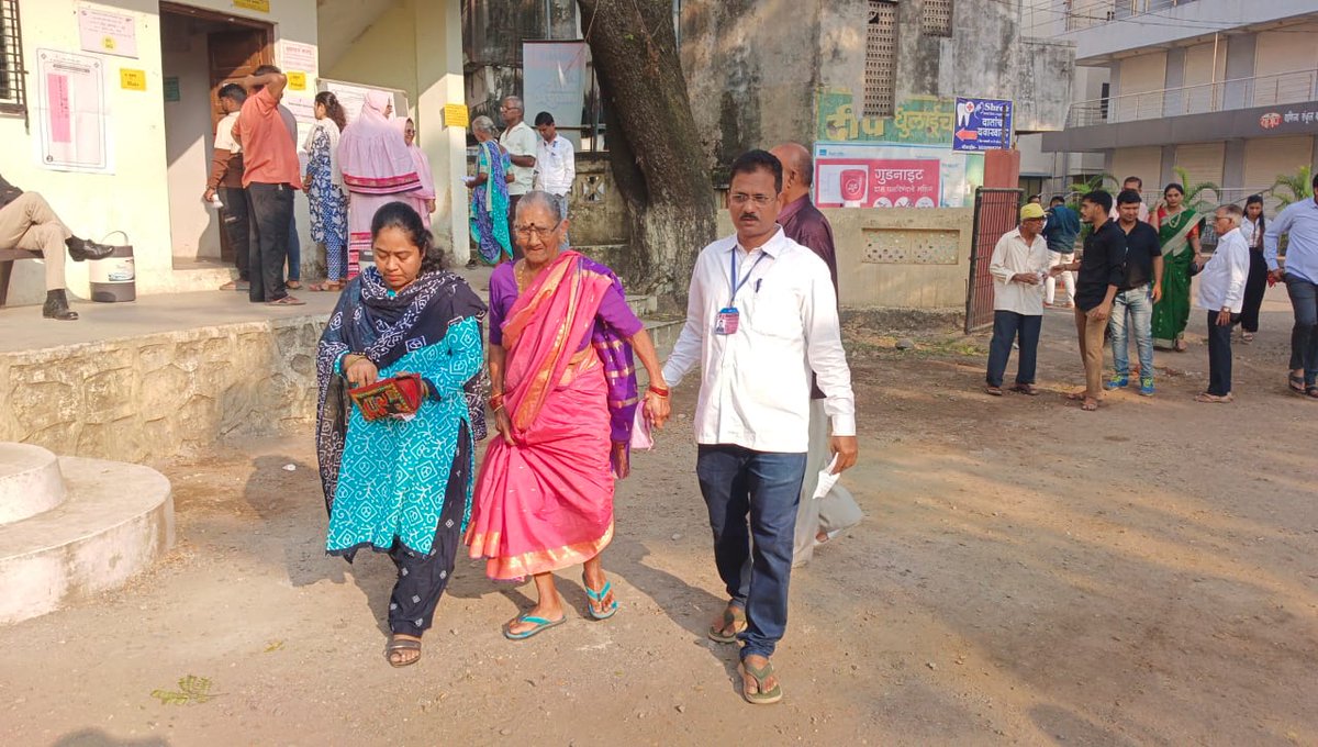DEORaigad's tweet photo. #विधानसभानिवडणूक२०२४
#189कर्जत मतदान संघात नेरळ परिसरात मतदारांचा उत्साह
मतदान अवश्य करा!
#DoVoteMaharashtra 
#मतदानकरामहाराष्ट्र

#विधानसभानिवडणूक२०२४ #ECISVEEP #VoterAwareness #VidhanSabhaElections2024 #IVoteForSure  @ECISVEEP @InfoRaigad @CollectorRaigad @RaigadPolice https://t.co/hbbXitvVbr