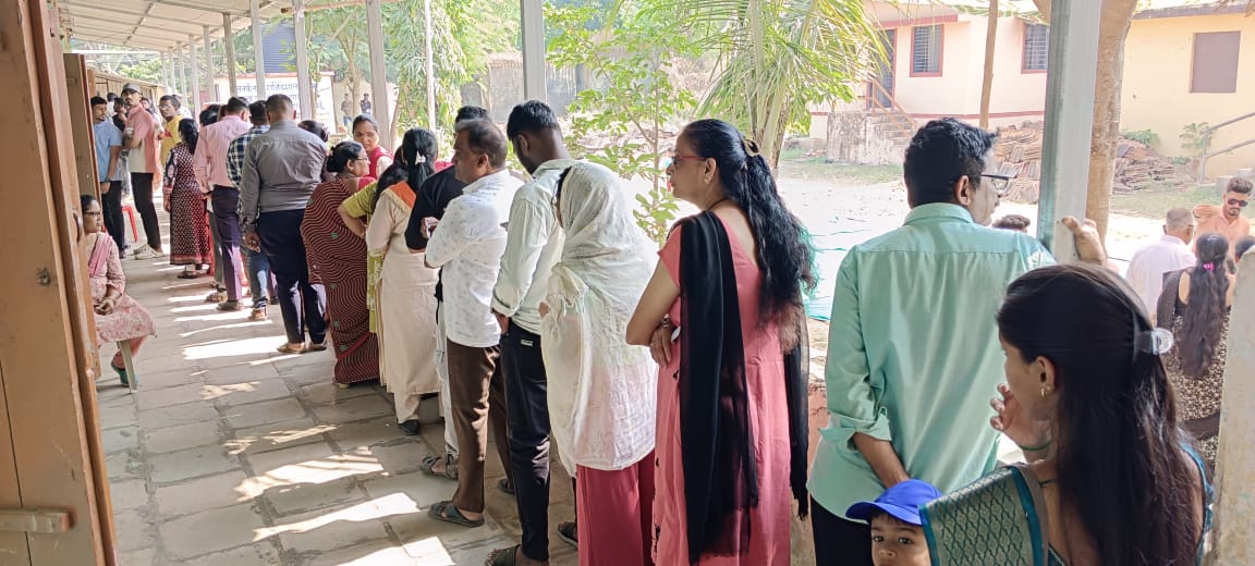 DEORaigad's tweet photo. #विधानसभानिवडणूक२०२४
#189कर्जत मतदान संघात नेरळ परिसरात मतदारांचा उत्साह
मतदान अवश्य करा!
#DoVoteMaharashtra 
#मतदानकरामहाराष्ट्र

#विधानसभानिवडणूक२०२४ #ECISVEEP #VoterAwareness #VidhanSabhaElections2024 #IVoteForSure  @ECISVEEP @InfoRaigad @CollectorRaigad @RaigadPolice https://t.co/hbbXitvVbr