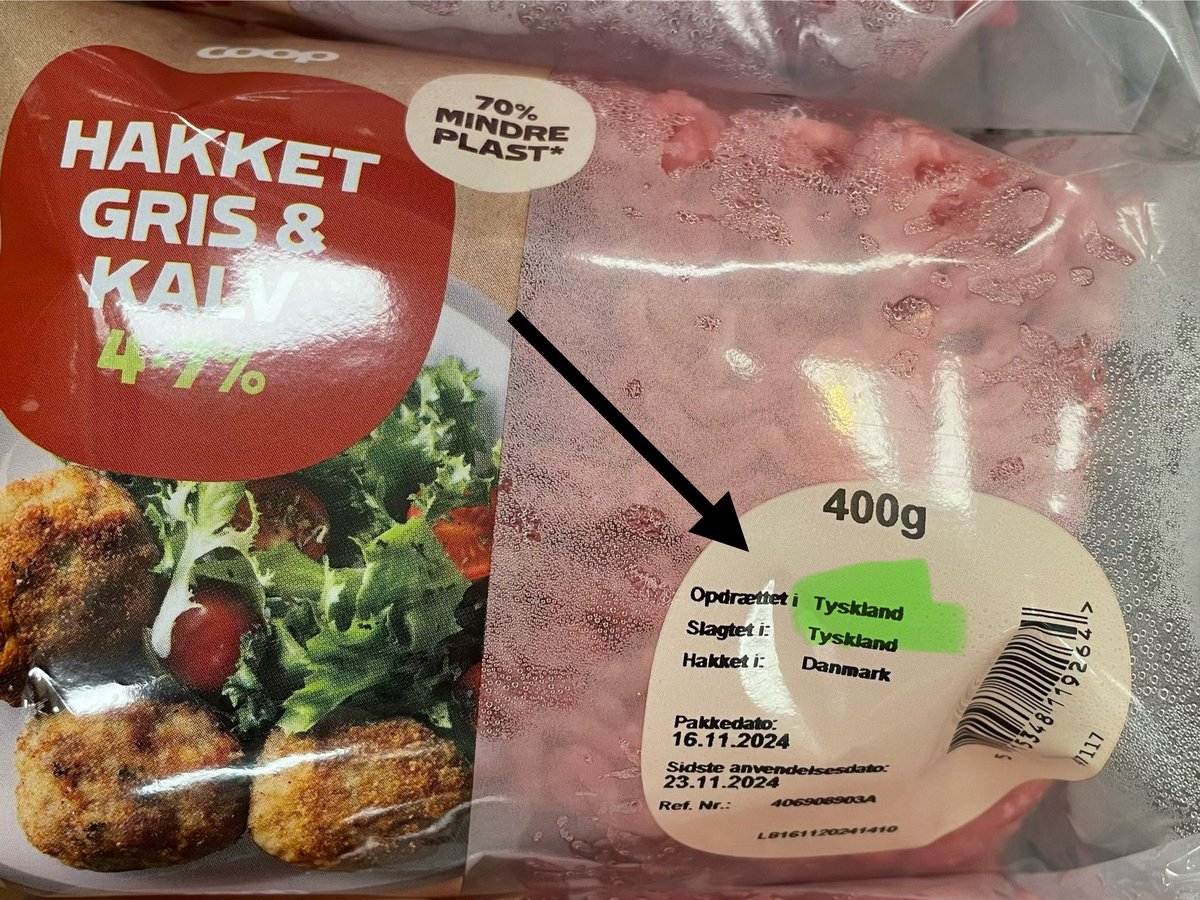 emilnielsen's tweet photo. ‘Hvis I strammer miljøkravene, kan vi ikke lave mad til jer. Så flytter produktionen til Østeuropa’, lød det fra en vred landmand forleden.

Danmark er som bekendt verdens mest kødproducerende land i verden. Og har verdens største produktion af mejeriprodukter. Opgjort pr indbygger.

Men samtidig har Danmark EUs største import af kød.  Sand historie.

Tjek køledisken næste gang du handler. 

Afkoblingen mellem det der produceres på marken - og det som danske forbrugere spiser er total.  

Og landbrugsorganisationernes argumenter om at ‘vi producerer det som danskerne efterspørger’. Eller. ‘Vi skal undslippe miljøkrav, hvis vi skal være selvforsynende’ - er grundlæggende meningsløse påstande.

Danske forbrugere har så godt som NUL indflydelse på produktionens i dansk landbrug. Den foregår på et europæisk marked. Hvor prisen bestemmer. Og lige nu er det danske industrilandbrug konkurrencedygtigt, fordi det har adgang til ekstrem billig arbejdskraft fra tredjeverdenslande på lempelige vilkår. Få miljøkrav. Og dårlig dyrevelfærdskrav. 

Med grøn trepart kommer skærpet kvælstofkrav. Men fx hele pesticidområder mangler stadig. 

Her tre i øvrigt tre eksempler på udenlandsk kød i den lokale COOP.

‘Opdrættet i Tyskland. Slagter i Tyskland. Hakket i Danmark’. 

Kødmarkedet er skørt. Og produktionen ekstrem ubæredygtig og miljøskadelig.