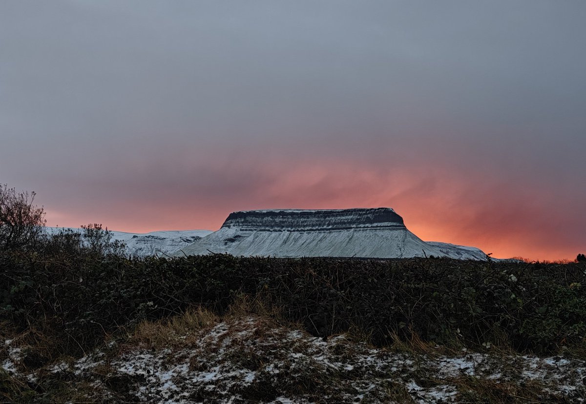 Benbulben on fire this morning.

#Sneachta #Sligo #Ireland
