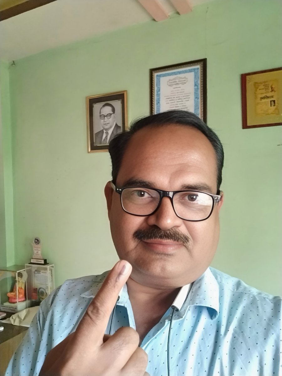 satish202's tweet photo. भारतीय संविधानाने दिलेल्या मताधिकाराचा हक्क बजावला. मत देण्याचा अधिकार देणाऱ्या बाबासाहेब आंबेडकर यांची आठवण येणे माझ्यासाठी आनंदाचा आणि अभिमानाचा विषय आहे. बाबा तुम्ही होतात म्हणुन हे शक्य झाले आहे. जय भीम जय संविधान 💙 🙏 
#माझेमत #माझेमत_माझाअधिकार 
#मतदान #मतदानकरूया https://t.co/iIuo0iaBvP