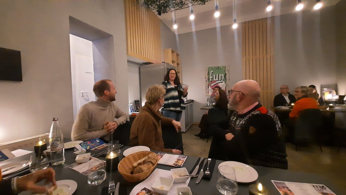 jaspfeifer's tweet photo. Das  @teambuergeruni @HHU_de  Science Dinner am gestrigen Abend war ein voller Erfolg! Wir waren ausgebucht,  das Essen war toll,  die Vorträge spannend und unterhaltsam und es gab nur Lob und Fragen nach dem nächsten Mal von unseren Gästen. Vielen Dank an unsere SprecherInnen! https://t.co/J26AxCMpBI