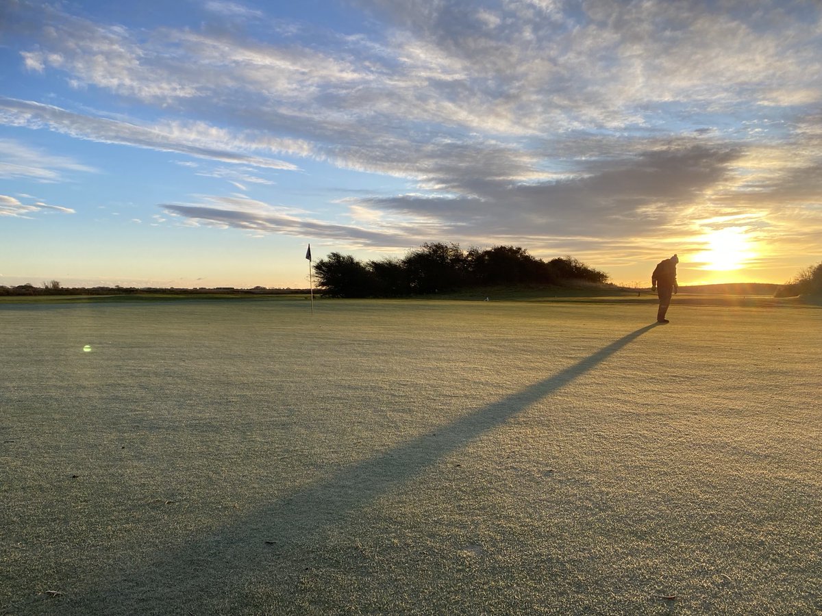 Frosty start but economics says we still play on main greens ! Fescue does take a battering 😴 how many courses out there still use temp greens ?