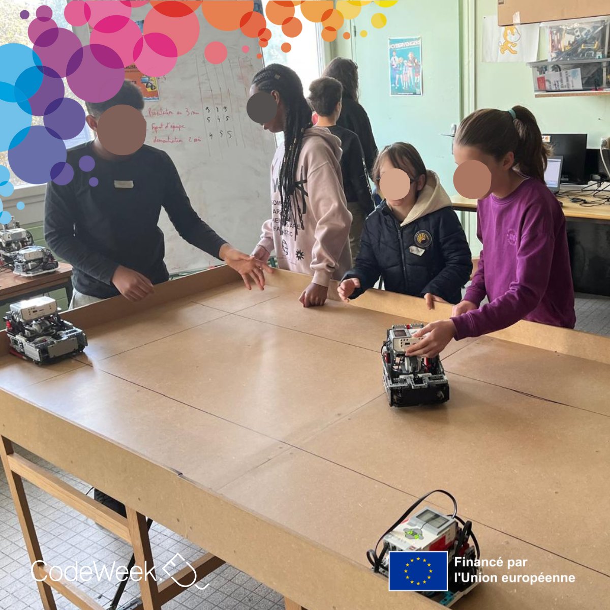 CodeWeek_FR's tweet image. 🤖Le Club des Brickodeurs de Saint-Gratien a offert à des jeunes une initiation à la programmation et à la robotique pendant la #CodeWeek. Avec la #FLL, ils ont codé un robot pour nettoyer une zone polluée ! 🌍🚮 Bravo à Christophe Thomas pour ce projet ! #DesignThinking #EU 👏