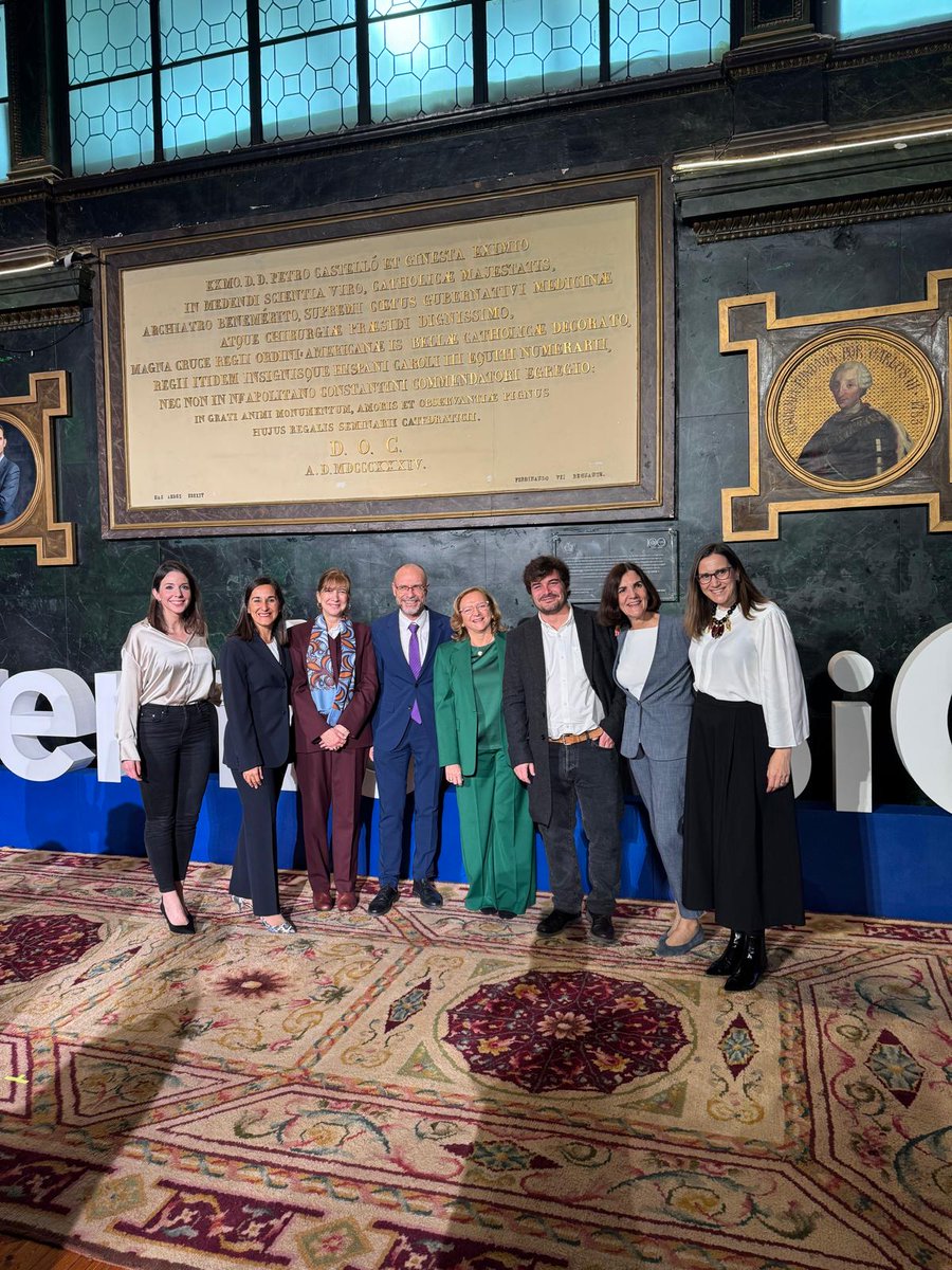 MonicaS23846056's tweet photo. Ayer recibimos el premio Best in Class al Mejor Proyecto de Humanización de la Asistencia Sanitaria. Premio al trabajo en equipo de toda la Unidad de Hospitalización Psiquiátrica a Domicilio. Seguimos humanizando el cuidado día a día. https://t.co/05mndtXDJx