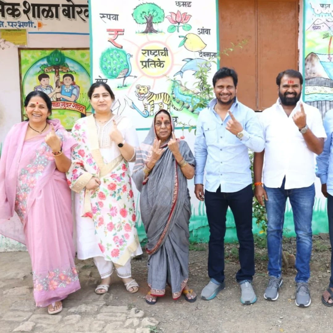 आज माधवराव फड यांनी कुटुंबियांसह पाथरीत मतदानाचा हक्क बजावला!

मतदान हा केवळ हक्क नाही,तर आपल्याला हवं असलेल्या भविष्याचा आधार आहे. योग्य नेतृत्व निवडण्यासाठी आजच मतदान केंद्र गाठा आणि आपल्या मताचा योग्य उपयोग करा.

चला,उज्ज्वल भविष्यासाठी मतदान करूया !