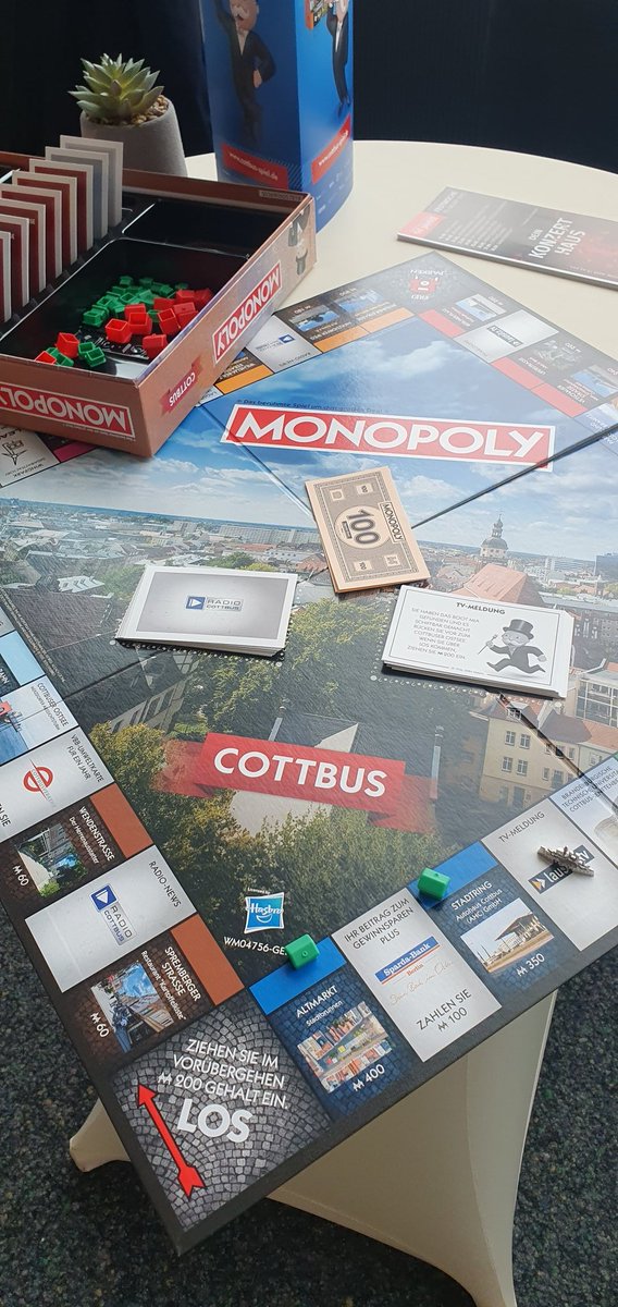 Das #Cottbus-#Monopoly ist da! Kaufen, verkaufen, Straßen und Plätze verschachern, dabei Spaß und Freude mit der ganzen #familie und Freunden haben - das ist die Spiel-Idee. Das CB-Monopoly gibt's ab sofort im #CottbusService.