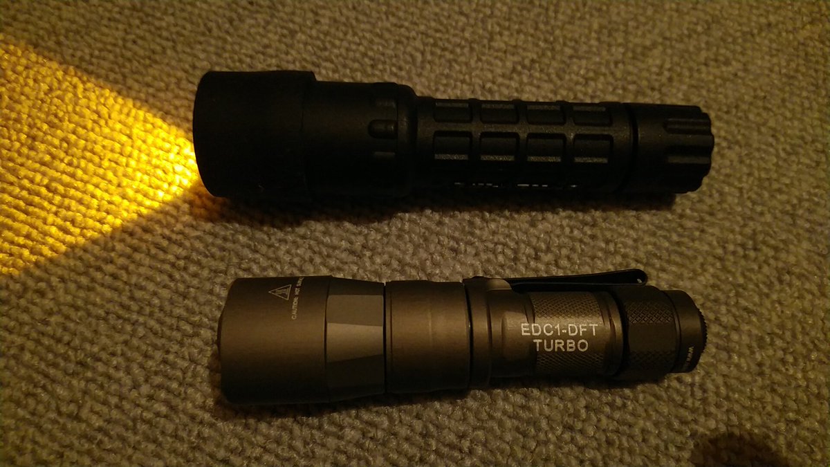 WE755a1's tweet photo. surefire EDC1-DFT はヘッド直径が6PXクラス！
そ～だ！予約特典の #Paraclade 様バンパーキャップがG2に付くはず
検証してみると配光絞れて◎
燈って部屋中照らしちゃうほど広範囲照射なので、夜な夜な冷蔵庫漁りがバレるのよね～(;^_^A
あとは光量だわ(￣。￣;) https://t.co/eR3XBR54TX