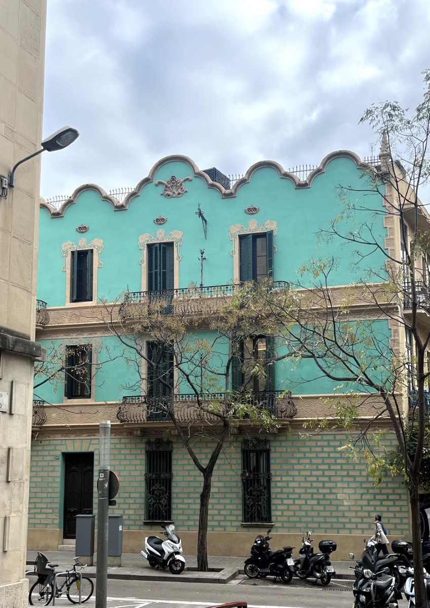 Al barri de Sant Andreu de Barcelona trobem bonics exemples modernistes. Hi trobaràs, per exemple, el conjunt d’habitatges modernistes Juan Pujadas (1911-1913), conegut popularment com a Can Mazzantini, obra de l'arquitecte Josep Graner i Prat.

📍C. de Coroleu, 73-77, Barcelona.