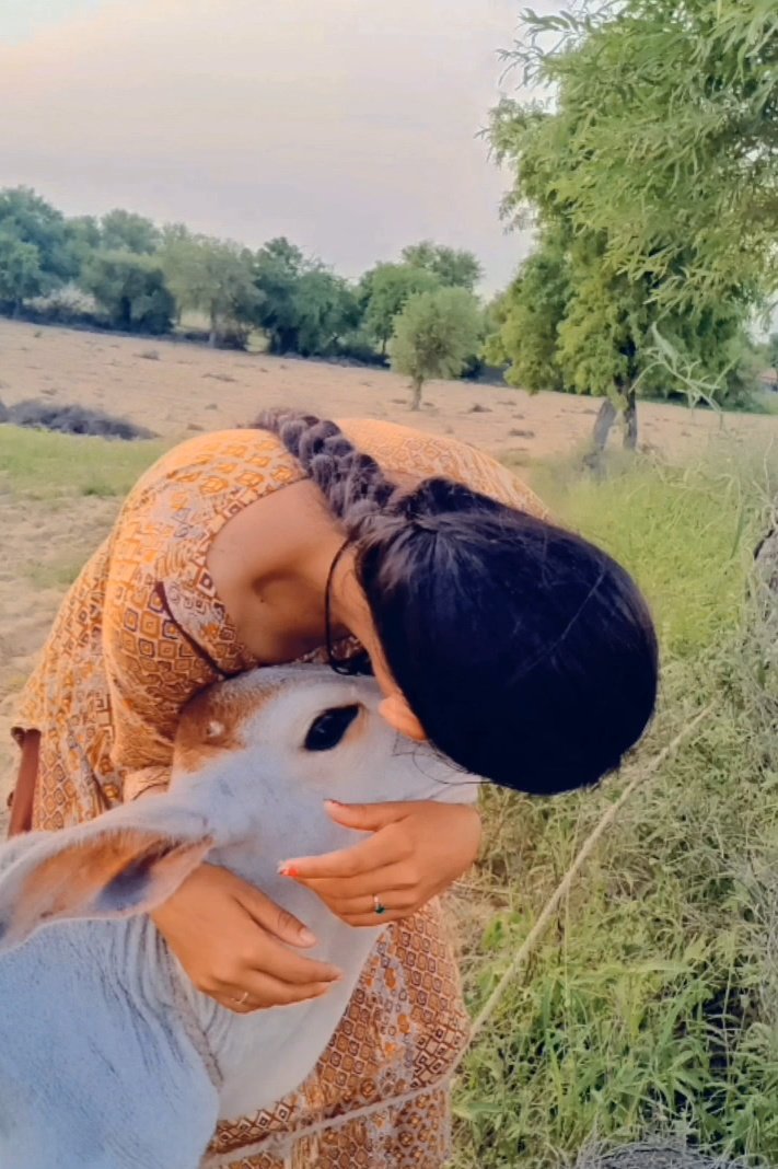 bhanvarijaat's tweet photo. जय गो माता।  ____ संस्कारों से बड़ी कोई वसीयत नहीं होती ...
और इमानदारी से बड़ी कोई विरासत नहीं होती.....
Radhe Radhe 🙏 https://t.co/brGbXywq25