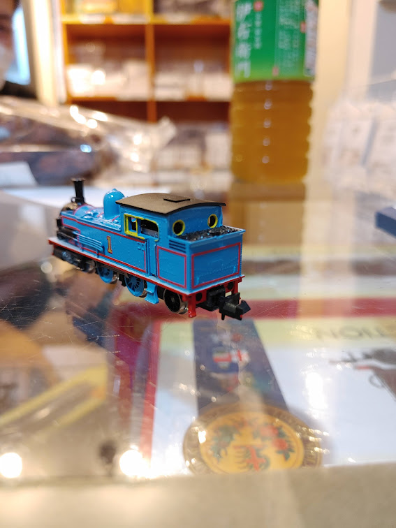 「ある時はB6、またある時はトーマス」
最近トラブル続きのB6ネタでしたが、イカした改造をされた方がいらっしゃいまして、「もしもB6がトーマスのイベントで使われたら」という設定で作成されました。元が英国機だけあって妙にしっくりきているところがいいです。C11より雰囲気は近いと思ひます。