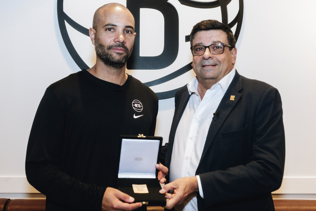 FCBQ (@fcbq) on Twitter photo 🏅 Jordi Fernández rep la Medalla d'Or al Mèrit del Bàsquet Català
🏀 La Federació Catalana de Basquetbol (FCBQ) guardona l'entrenador dels <a href="/BrooklynNets/">Brooklyn Nets</a> amb la seva màxima distinció.
➡️ basquetcatala.cat/noticies/10984 | #BàsquetCatalà 🏅 Jordi Fernández rep la Medalla d'Or al Mèrit del Bàsquet Català
🏀 La Federació Catalana de Basquetbol (FCBQ) guardona l'entrenador dels <a href="/BrooklynNets/">Brooklyn Nets</a> amb la seva màxima distinció.
➡️ basquetcatala.cat/noticies/10984 | #BàsquetCatalà