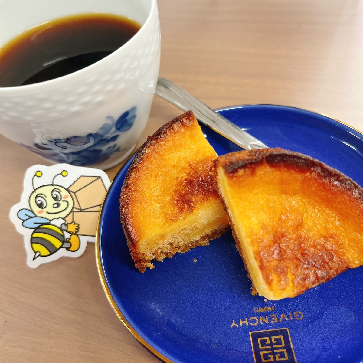 hakobee823754's tweet photo. 今日もおつビビビ～～！
急に寒くなって、また暖かくなって、またまた寒くなってきたビね☃💦

あったかい飲み物で、指先もおなかの中も温めて
週の折り返し頑張っていこうビ～～！☕

#企業公式冬のフォロー祭り #企業公式相互フォロー祭り https://t.co/m4i1kFTbJB