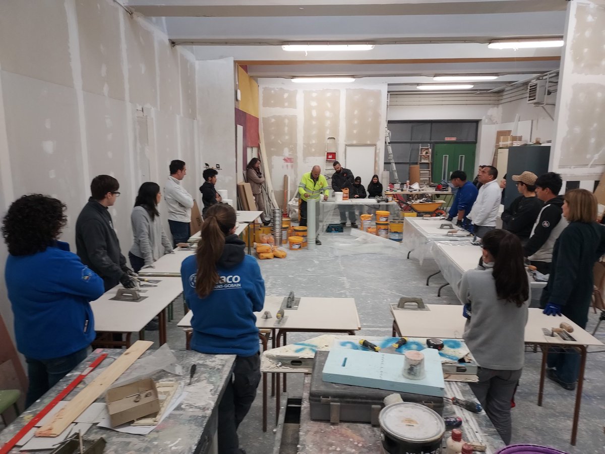 Estamos en el <a href="/VASCODELAZARZAA/">Vasco de la Zarza</a> en Ávila con los alumnos del grado medio de edificación y acabados interiores para enseñarles el sistema de microcemento @Sikadecor de <a href="/SikaSpain/">Sika España</a>. Muchas gracias al instituto por permitirnos esta formación.