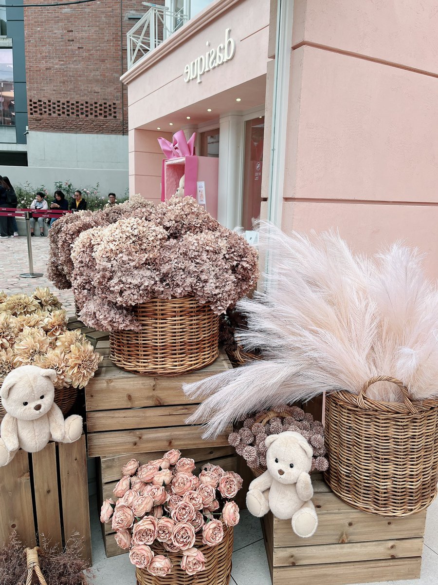 __koreanstyle's tweet photo. 聖水のデイジークがクマいっぱいでかわいすぎた🧸🎀

 #韓国旅行  #dasique   #ソンス https://t.co/MIQE2UDmfg