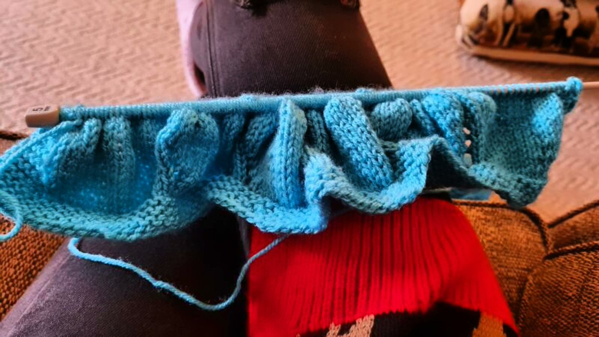 Please, if you could spare a £1 for <a href="/CR_UK/">Cancer Research UK</a> I'd be grateful, it's in memory of my Granddad &amp; my sister's best friends who lost their lives #Cancer do it for those you love or your own tribute #knittingchallenge #Sponsored #charity knit #THANKYOUSOMUCH 
fundraise.cancerresearchuk.org/page/sarahs-gi…