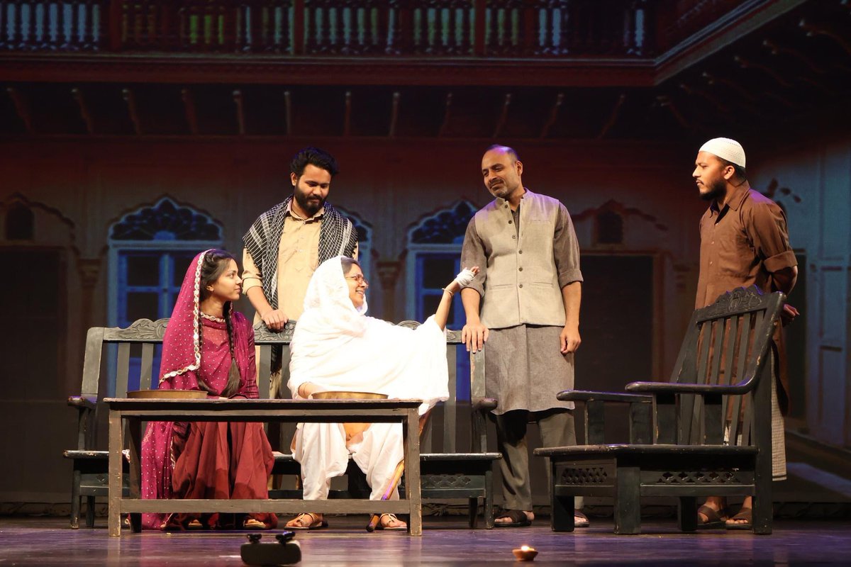 _ashusingh_'s tweet image. “असग़र वजाहत की उत्कृष्ट रचना ‘जिस लाहौर नई देख्या वो जाम्या नई’ के मंचन का एक भावपूर्ण क्षण। ये दिया सिर्फ़ रोशनी नहीं, बल्कि इंसानियत, मोहब्बत और उम्मीद की लौ है, जो हर विभाजन के पार जाती है। 🌟 #थिएटर #जिसलाहौरनईदेख्या #असगरवजाहत #मंचसाधना”
@ArvindGaur sir 🙏🏻
@AsmitaTheatre 🎭