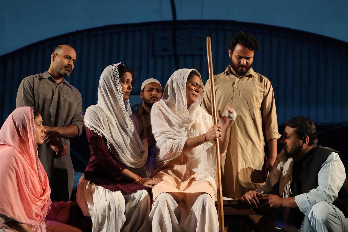 _ashusingh_'s tweet image. “असग़र वजाहत की उत्कृष्ट रचना ‘जिस लाहौर नई देख्या वो जाम्या नई’ के मंचन का एक भावपूर्ण क्षण। ये दिया सिर्फ़ रोशनी नहीं, बल्कि इंसानियत, मोहब्बत और उम्मीद की लौ है, जो हर विभाजन के पार जाती है। 🌟 #थिएटर #जिसलाहौरनईदेख्या #असगरवजाहत #मंचसाधना”
@ArvindGaur sir 🙏🏻
@AsmitaTheatre 🎭