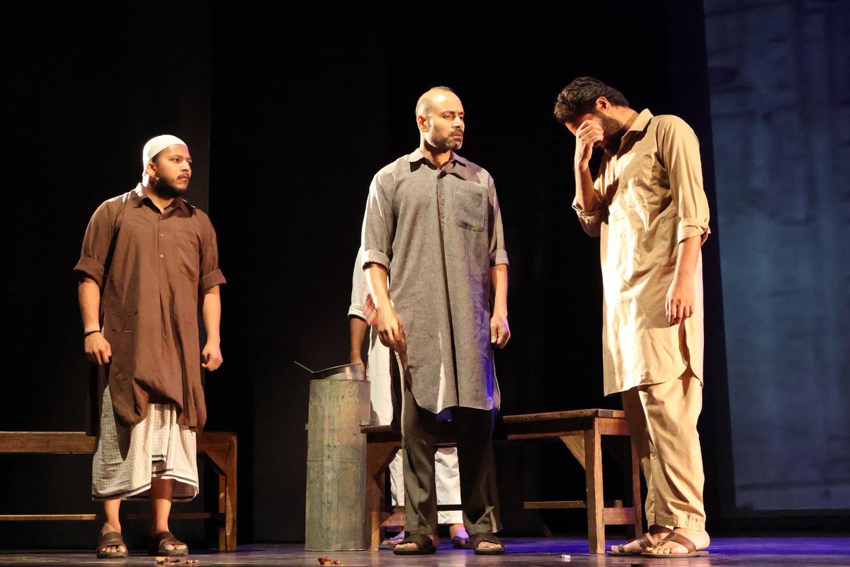 _ashusingh_'s tweet image. “असग़र वजाहत की उत्कृष्ट रचना ‘जिस लाहौर नई देख्या वो जाम्या नई’ के मंचन का एक भावपूर्ण क्षण। ये दिया सिर्फ़ रोशनी नहीं, बल्कि इंसानियत, मोहब्बत और उम्मीद की लौ है, जो हर विभाजन के पार जाती है। 🌟 #थिएटर #जिसलाहौरनईदेख्या #असगरवजाहत #मंचसाधना”
@ArvindGaur sir 🙏🏻
@AsmitaTheatre 🎭