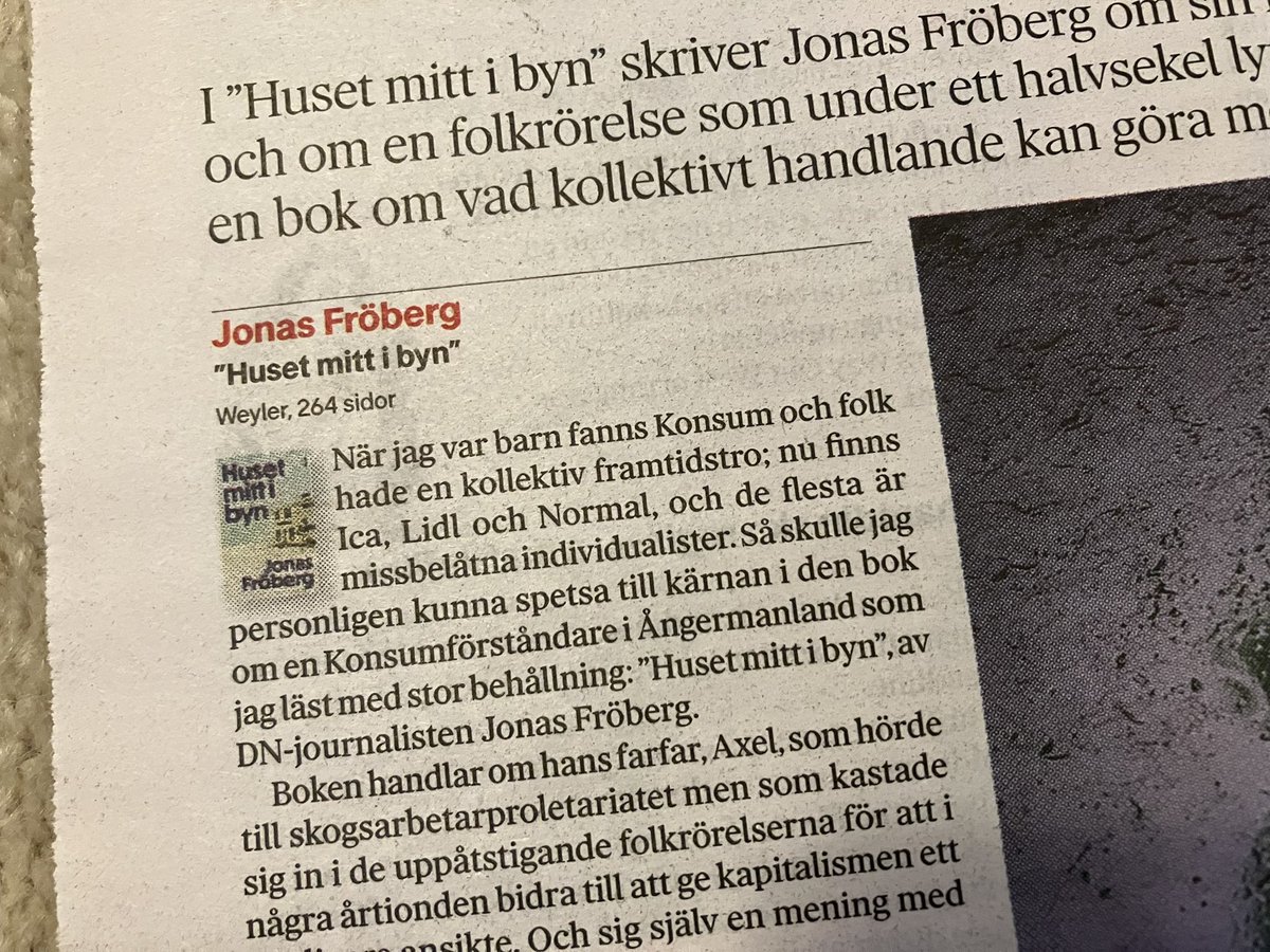 Jonas_froberg's tweet image. Så himla glad över Göran Greiders recension i DN idag av min bok Huset mitt i byn på @Weyler_forlag dn.se/kultur/de-sist…
