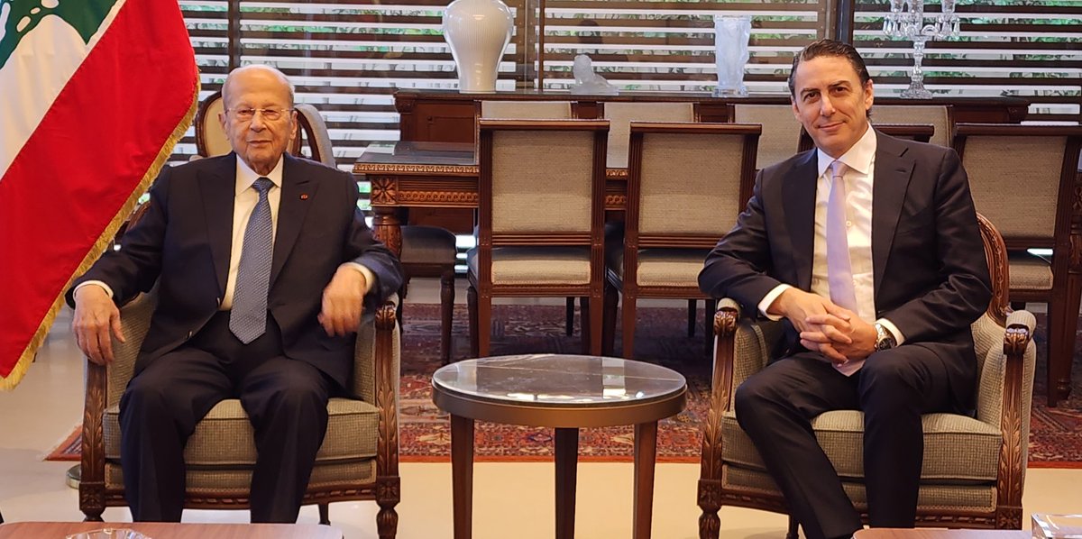 General_Aoun's tweet photo. استقبل الرئيس العماد ميشال عون في دارته في الرابية المبعوث الأميركي آموس هوكستين ترافقه السفيرة الأميركية ليزا جونسون، وذلك في حضور الوزير السابق سليم جريصاتي وسفير لبنان السابق في واشنطن غبريال عيسى.
أطلع هوكستين الرئيس عون على مسار مفاوضات وقف إطلاق النار، وتم استعراض بعض الافكار والمقترحات التي  تعزّز حقوق لبنان في هذه المفاوضات ودور الجيش اللبناني المعوّل عليه كثيراً بعد وقف اطلاق النار.